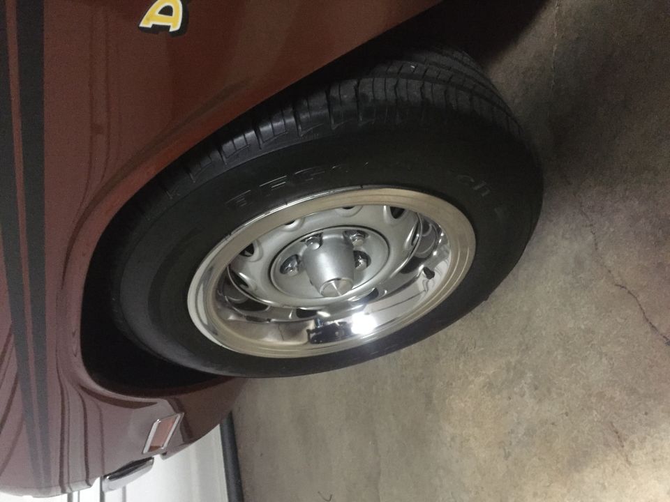 1971 Dodge Dart side view of brown wheel and fender with gold 'A' emblem