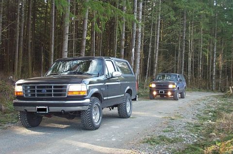 1995 Ford Bronco - Heading out on a Snoqualmie logging road to find some snow.
