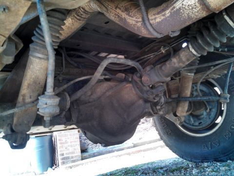 1995 Ford Bronco - Old Stuff: Rough Country 2.5" lift, & stock radius arms with drop brackets, stock 3.55 limited slip differentials (front and rear)