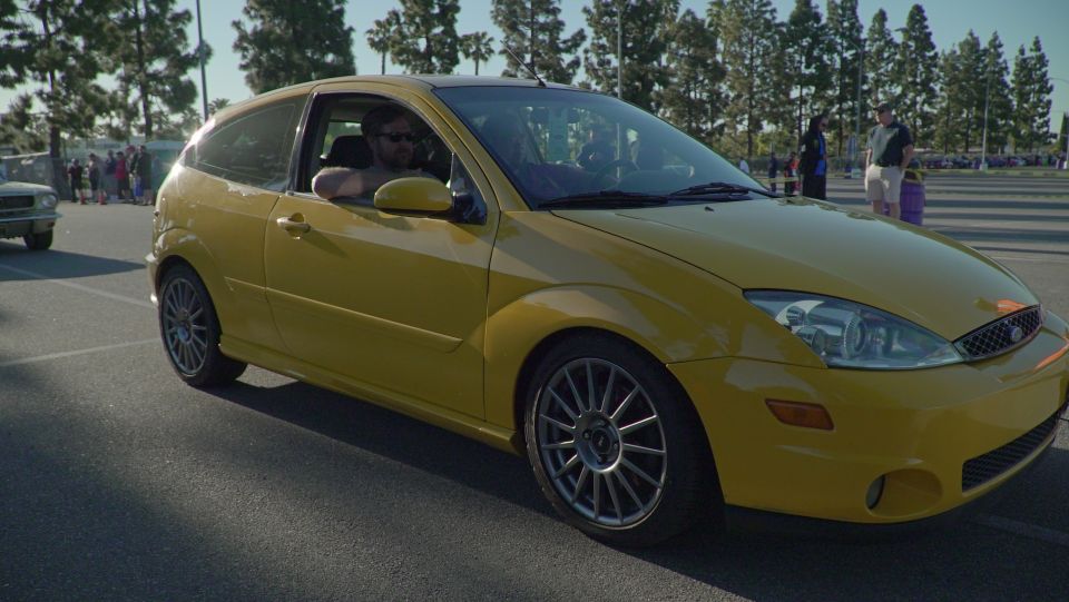 Yellow 2000 Ford Focus hatchback, 3q front view