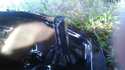 1990 Ford F-250 - the other half of the crosspin bolt which was snapped in half. another thing is that the spider gear had severely worn the pin despite it o…
