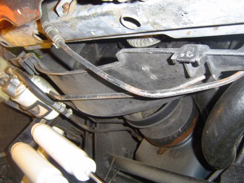 1986 Ford Bronco - Gap between fan shroud and core support after body lift.