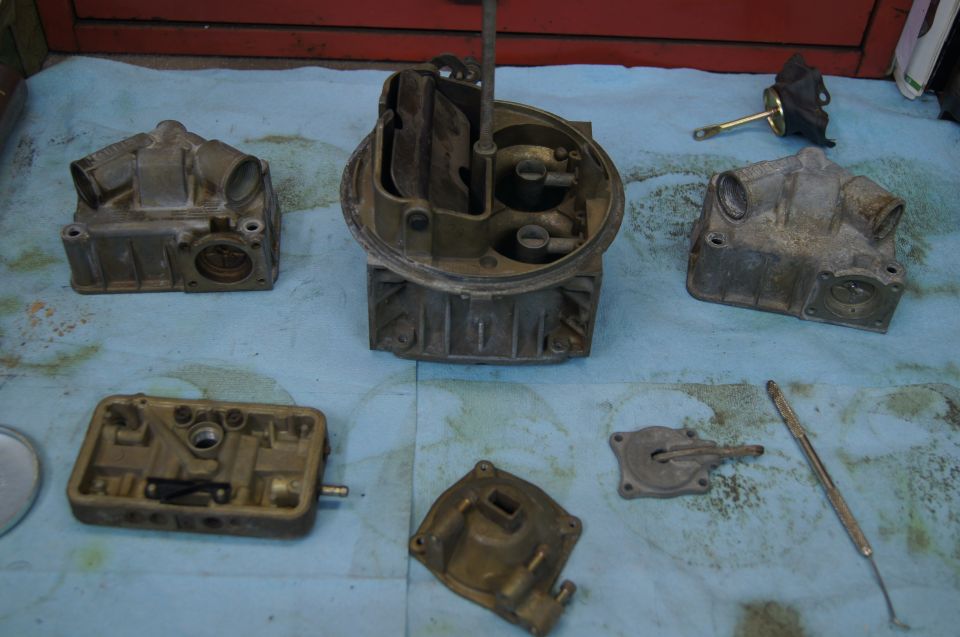Holley 3310 780cfm needs a good tune up but just a good simple vacuum secondary carb.
