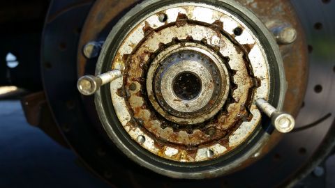 1992 Ford Bronco - Close-up view of a corroded manual locking hub, showing its internal gear mechanism.