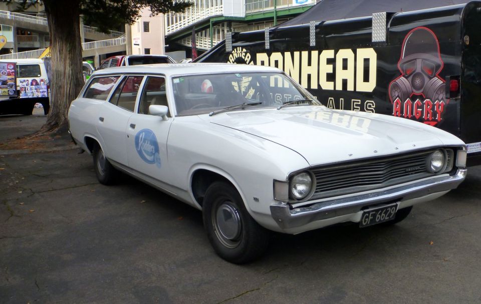 White station wagon with a blue logo, front 3/4 view. License plate GF 6629