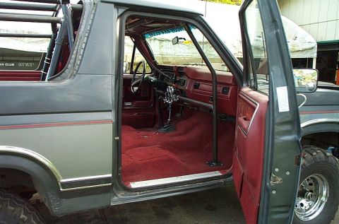 1986 Ford Bronco - Here's the view through the passenger side door. You can see my piece of a shelf in the overhead hoop.