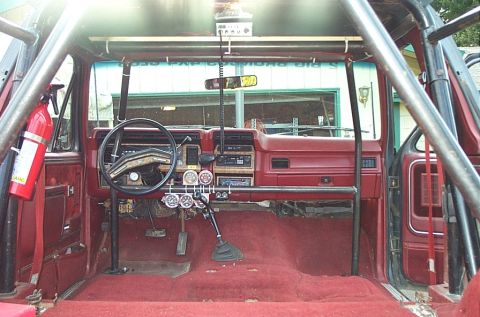 1986 Ford Bronco - It's easy with all the seats out. There's a look at the 5 gauges I'm running.