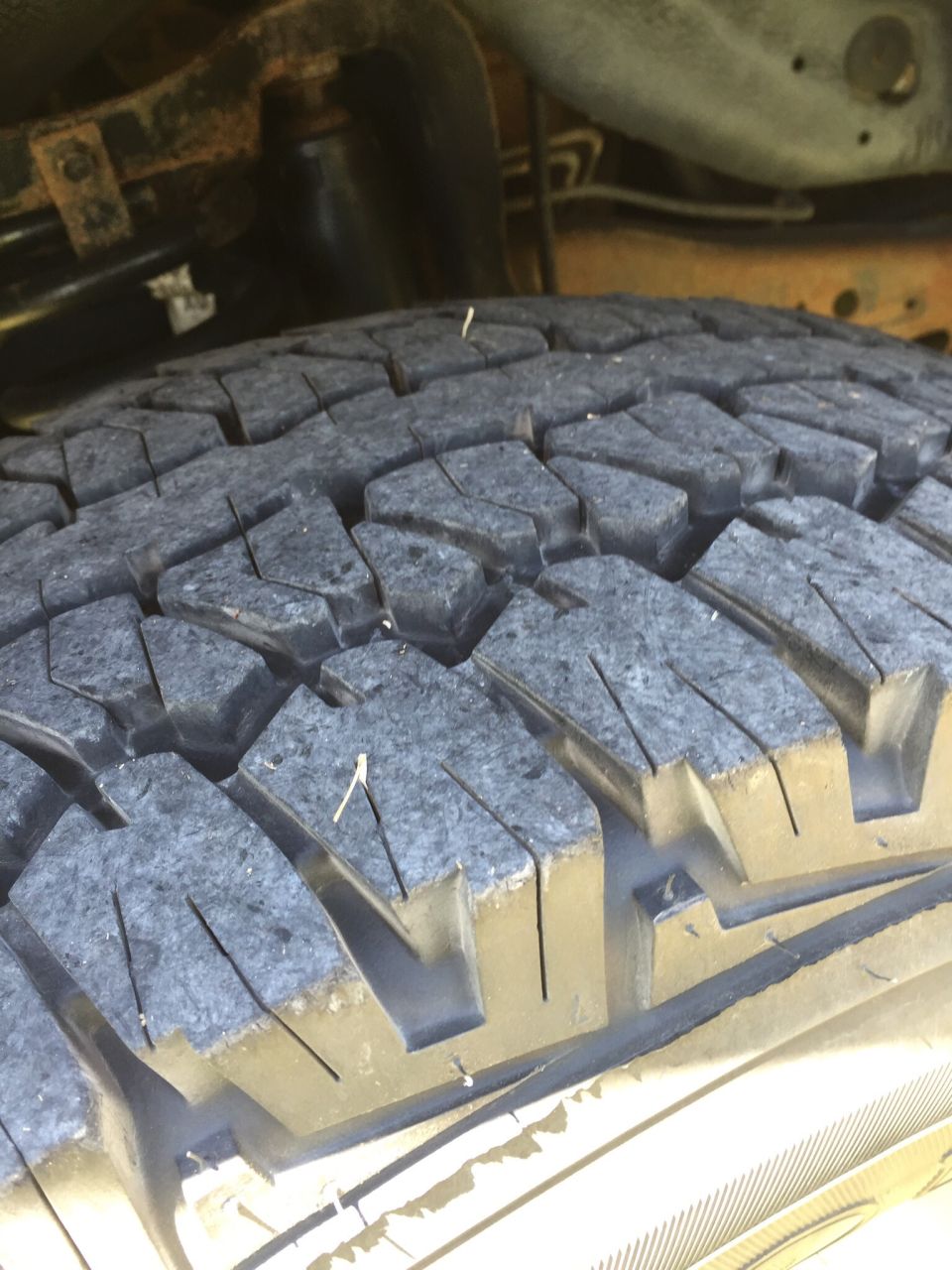 Close-up of a tire tread with Supermotors.net watermark