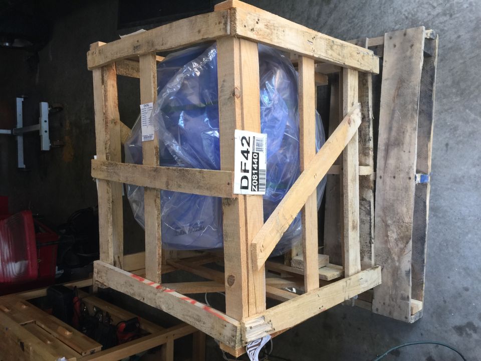 Wooden crate with blue engine inside, labeled DF42 Z081440
