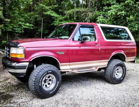 1995 Ford Bronco - This 1995 Ford Bronco is shown from the side, a two-tone paint job and large tires.