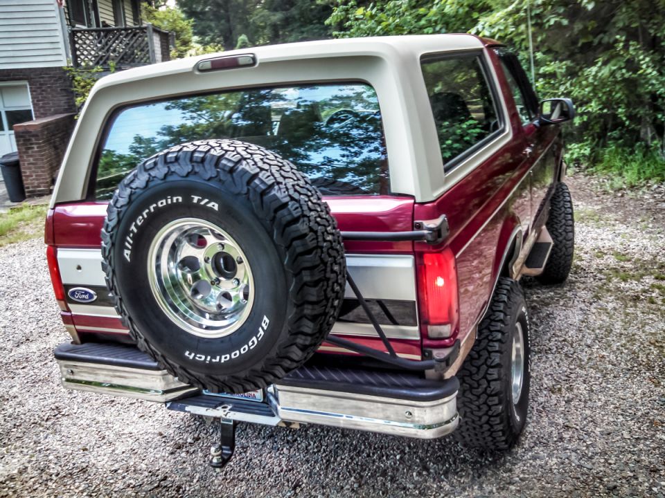1995 Ford Bronco rear view with spare tire mounted on tailgate, two-tone paint