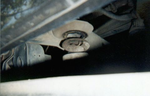 1987 Ford F-150 - Broken front right body mount.