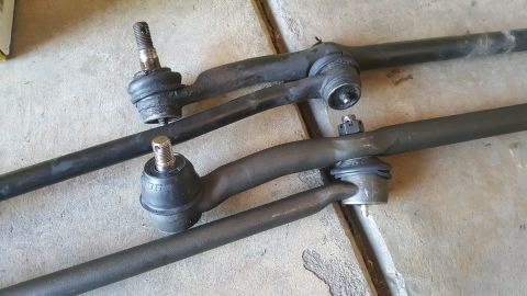 1996 Ford Bronco - Steering linkage parts are shown on a concrete surface, with a Supermotors.net watermark.