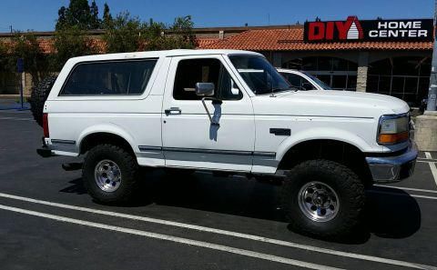 1992 Ford Bronco - Picking up a good amount of paving stones. Making the Bronco look like a pre runner.