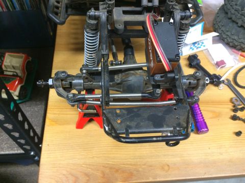 1989 Ford Bronco - The underside of a remote-controlled car is shown, its suspension and drive train.