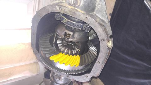 1991 Ford Bronco - The internal workings of a vehicle's differential are visible, showing gears and lubrication.
