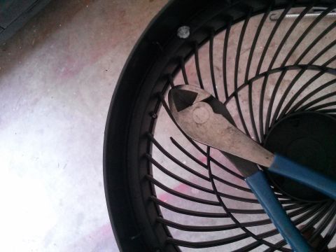 1996 Ford Bronco - Wire cutters are placed on the protective grille of a fan, with the Supermotors.net logo visible at the bottom.