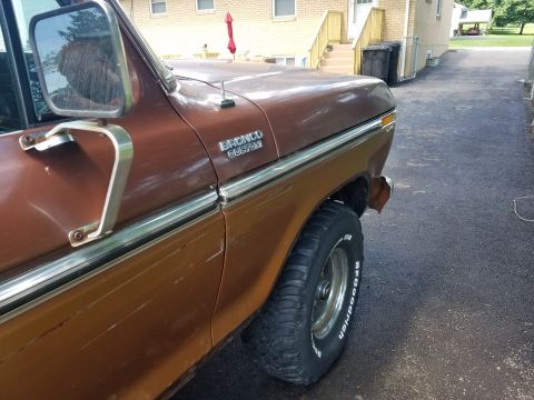 1979 Ford Bronco - Side view of a 1979 Ford Bronco Custom showing its fender, door, and tire.