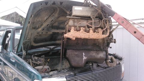 1996 Ford Bronco - got the engine pulled. was a tight squeeze with the intake still on but i managed.