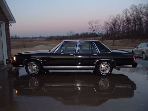 1989 Ford Crown Victoria LTD - Just washed for a week of vacation in the garage.