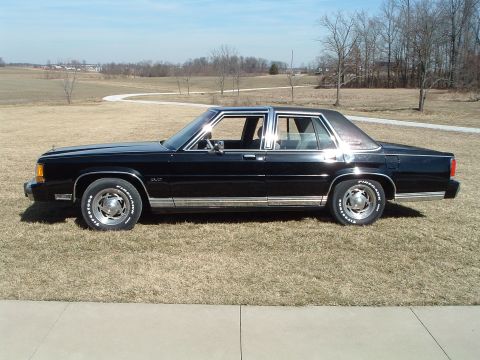1989 Ford Crown Victoria LTD - Waxed the next day and polished up the wheels.