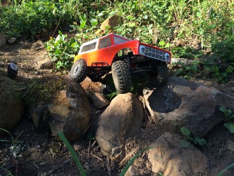 1989 Ford Bronco - This RC rock crawler, resembling a 1989 Ford Bronco, navigates a challenging rocky path.