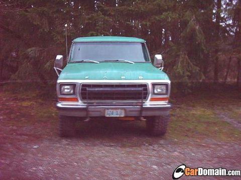 1978 Ford Bronco - Front view of a green 1979 Ford F-Series truck with a prominent grille and orange turn signals.