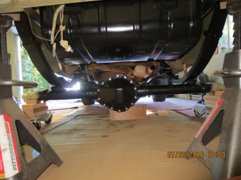 1986 Ford Bronco - shot from the rear. man is that diff big compared to the 9"