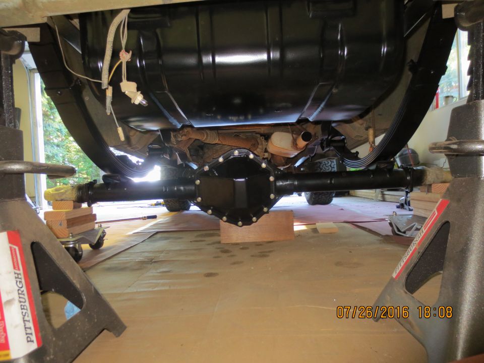 shot from the rear. man is that diff big compared to the 9"