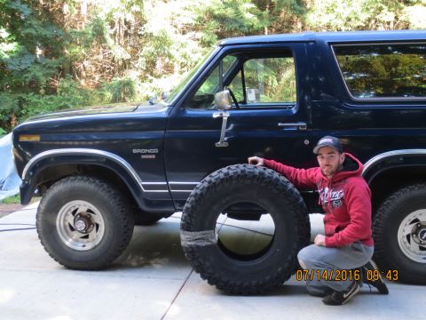 1986 Ford Bronco - 37's compared to 32's