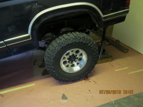1986 Ford Bronco - don't worry she'll settle down a bit. Truck is not sitting on her own weight.