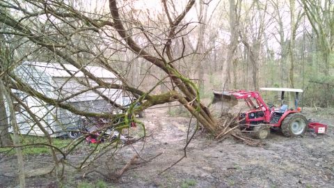 1983 Ford Bronco - It got really slimy when the rain passed over, so I had to do everything by winch. But it's coming down... After a little digging, the last…