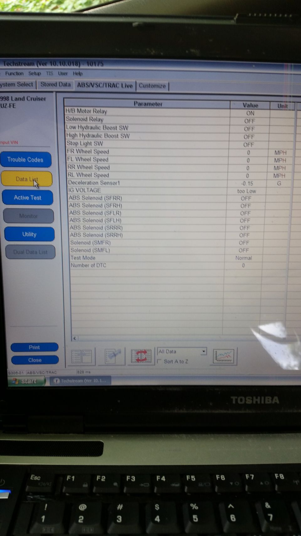 Laptop screen showing 1998 Land Cruiser UZ-FE diagnostic data list on Techstream software.