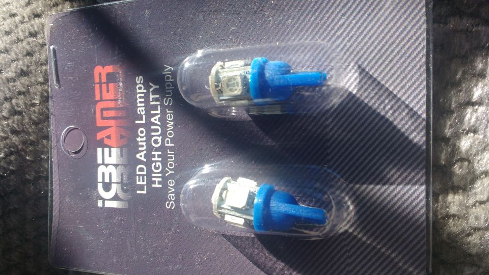 Package of two ICEBEAR LED Auto Lamps with blue bases.