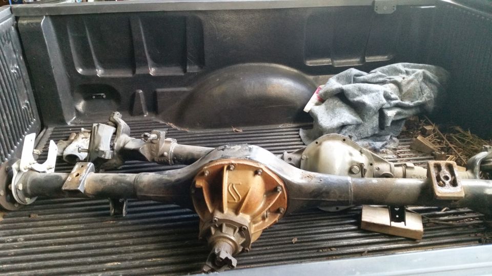 Rear axle assembly in a pickup truck bed
