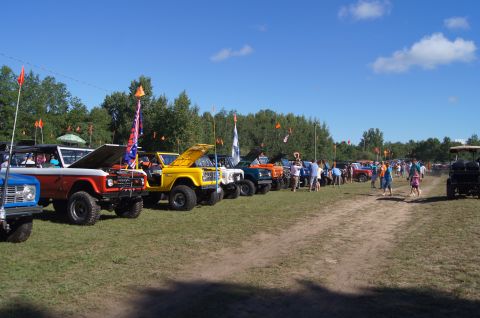 1979 Ford Bronco - So many Broncos in the show that they ended up parking some in the weeds.