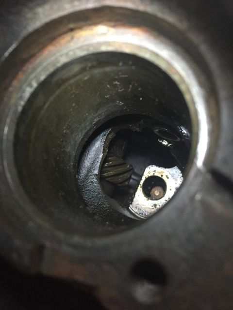 1989 Ford Bronco - a shot through of the cam the distributor hole. hard to tell here if it is a roller cam or not.