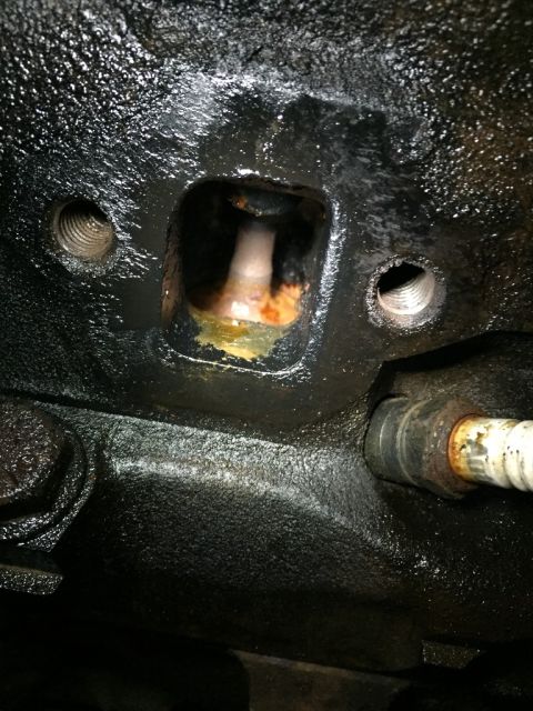 1989 Ford Bronco - this was kinda odd. the exhaust ports have some rust in them, and on the exhaust valves, but also there is some kind of flaky material in t…