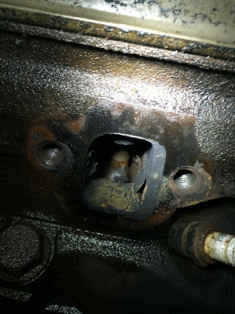 1989 Ford Bronco - here is more rust in the exhaust port and more of the flaky stuff in the bottom of the port.
