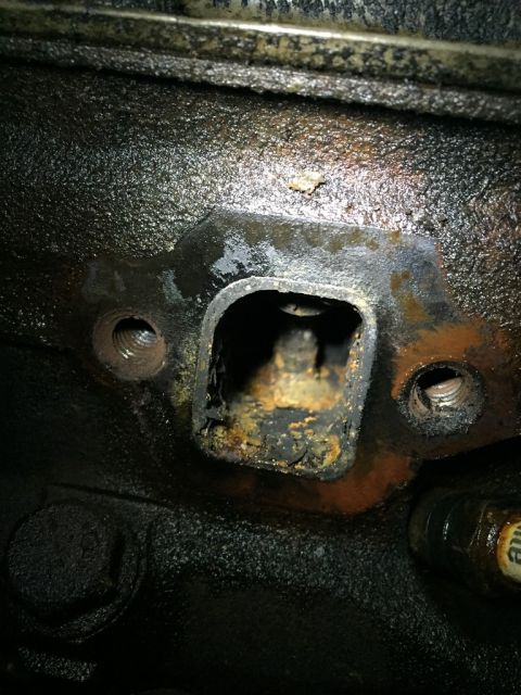1989 Ford Bronco - here is more rust in the exhaust port and more of the flaky stuff in the bottom of the port.