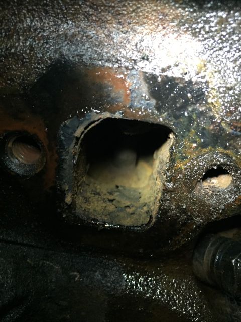 1989 Ford Bronco - here is more rust in the exhaust port and more of the flaky stuff in the bottom of the port.