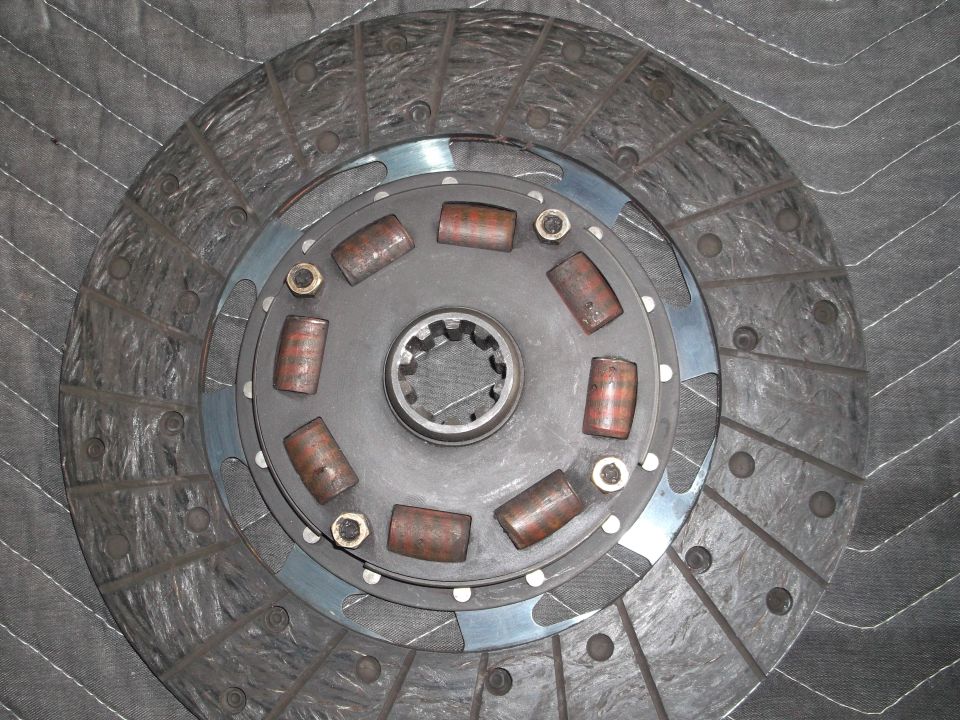 Clutch disc with copper-colored springs and splined hub