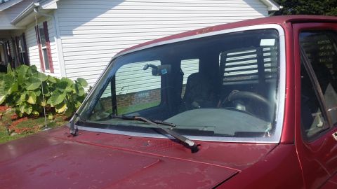 1996 Ford F-250 - Roof and hood need paint.