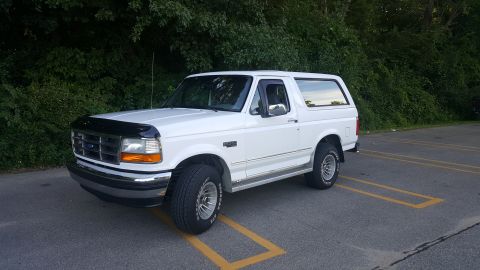 1995 Ford Bronco - This white Ford Bronco appears to be from the early to mid-1990s, not a 1995 model.