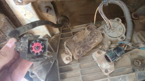1996 Ford Bronco - Close-up of transfer case electrical connectors, one disconnected.