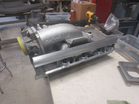 Edelbrock intake manifold with yellow cap
