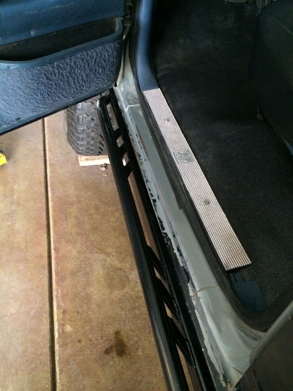 Rock sliders and interior door sill with diamond plate trim
