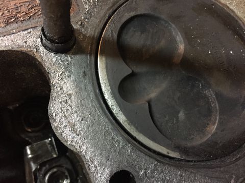 1995 Ford Bronco - #8 piston, top edge damage