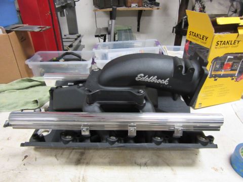 Black Edelbrock intake manifold with polished fuel rails