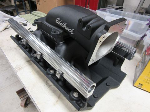 Black Edelbrock intake manifold with polished aluminum fuel rails